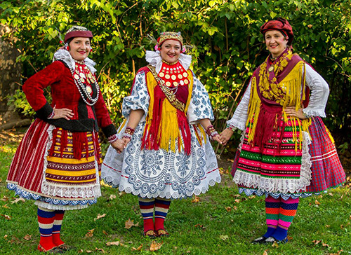 Women-in-folk-costumes.jpg