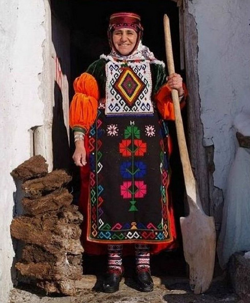 Turkish-folk-dress.jpg
